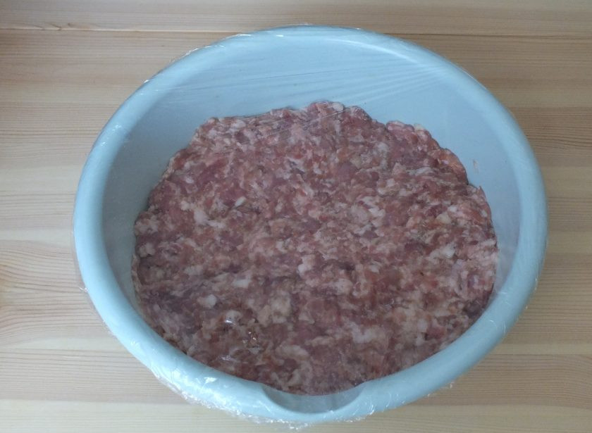 1. Этап. Домашняя колбаса в фольге: Фарш хорошо перемешайте. Чашу затяните пищевой пленкой и уберите в холодильник на 12-18 часов.