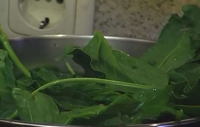 1. Этап. Пирог со щавелем от Юлии Высоцкой: Заранее разморозьте тесто, поставьте разогревать духовку (до 180 градусов). Щавель и шпинат промойте. Протушите их на среднем огне 3 минуты, чтобы испарилась вся ненужная влага. Потом откиньте зелень на дуршлаг.