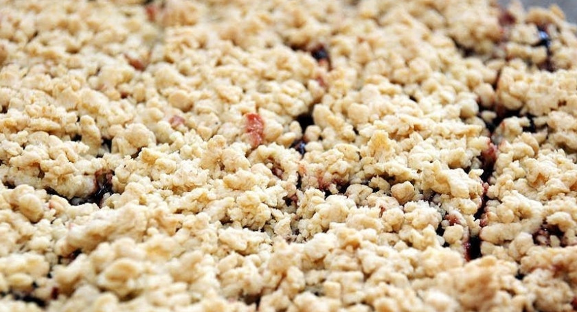 1. Этап. Пирог Кудрявый: 4. Положите поверх пласта теста слой варенья. Разровняйте. Оставшийся кусок теста натрите на терке и уложите поверх варенья (ровным слоем). Выпекайте пирог в нагретом до 200 градусов духовом шкафу. Время приготовления — 25 минут. Выньте из духовки, порежьте на кусочки. Оставьте пирог остужаться.