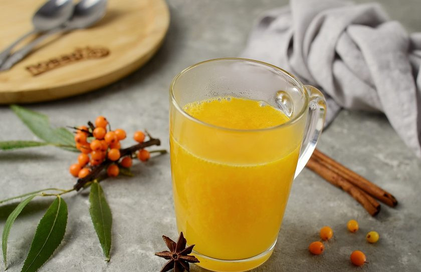 1. Этап. Облепиховый глинтвейн: Готовый глинтвейн процедите и разлейте по кружкам.