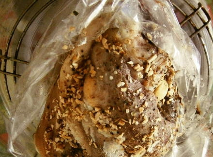 1. Этап. Рулька свиная в аэрогриле: 5. После на 20-25 минут установите температуру около 250 градусов и подрумяньте корочку, предварительно надрезав рукав.