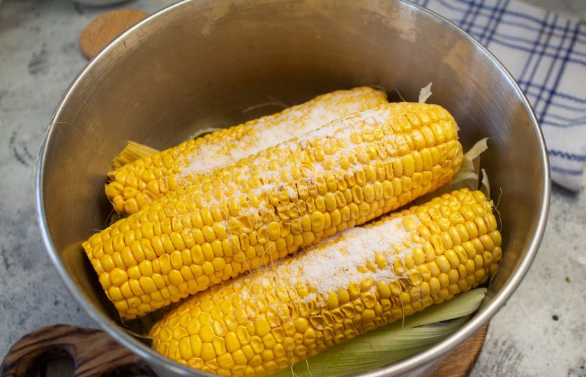 1. Этап. Кукуруза в початках: Всыпьте соль.