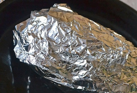 1. Этап. Гусь, фаршированный рисом и сухофруктами: Заворачиваем гуся в фольгу и отправляем в разогретую до 190-200 градусов духовку на 1,5 часа. Затем снимаем фольгу, поливаем вытопившимся жиром, уменьшаем градусы до 160 и снова отправляем на 1,5 часа в духовку. Не забывайте периодически поливать жиром. Если гусь будет пригорать, прикройте его листом фольги.