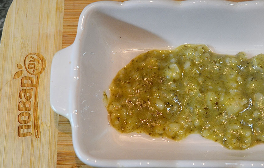 1. Этап. Лазанья с ароматом моря: 10. На дно жаропрочной формы положите немного соуса.