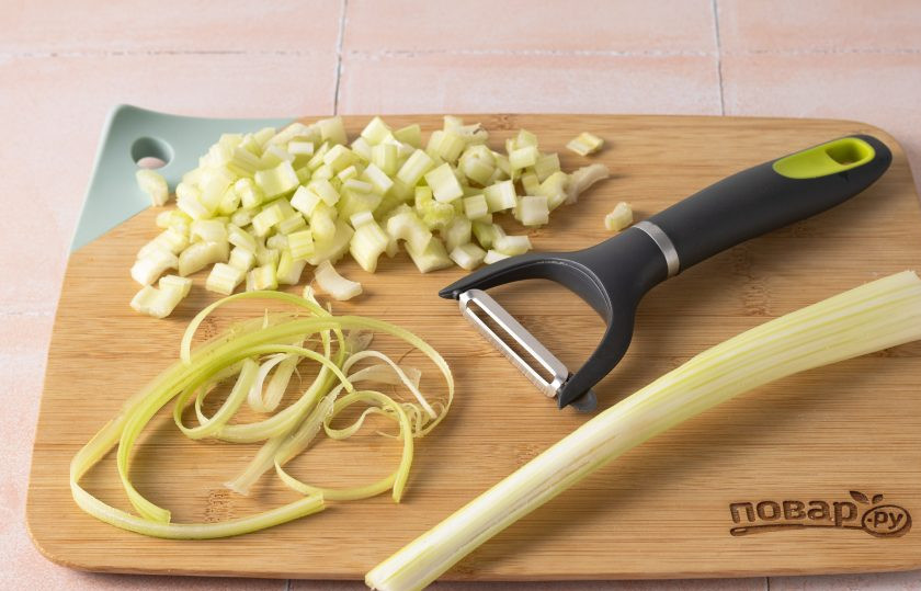 1. Этап. Варенье из сельдерея: Стебли сельдерея промойте. Срежьте овощечисткой жесткий верхний слой. Затем нарежьте кубиками.