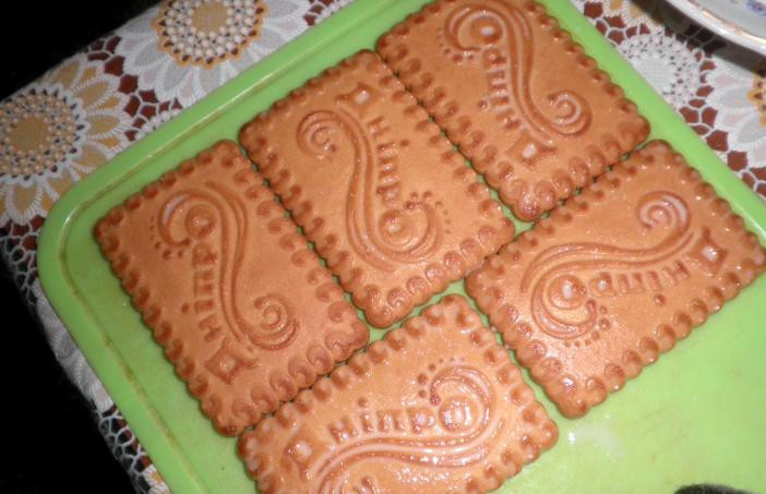 1. Этап. Творожный торт на скорую руку: И выкладываем его на разделочную доску или в прямоугольную форму для запекания.