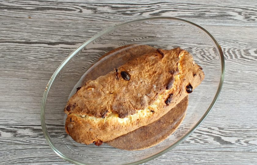 1. Этап. Кекс Штоллен: По истечении времени поверьте готовность кекса деревянной шпажкой. Она должна быть сухой. Достаньте кекс из духовки.