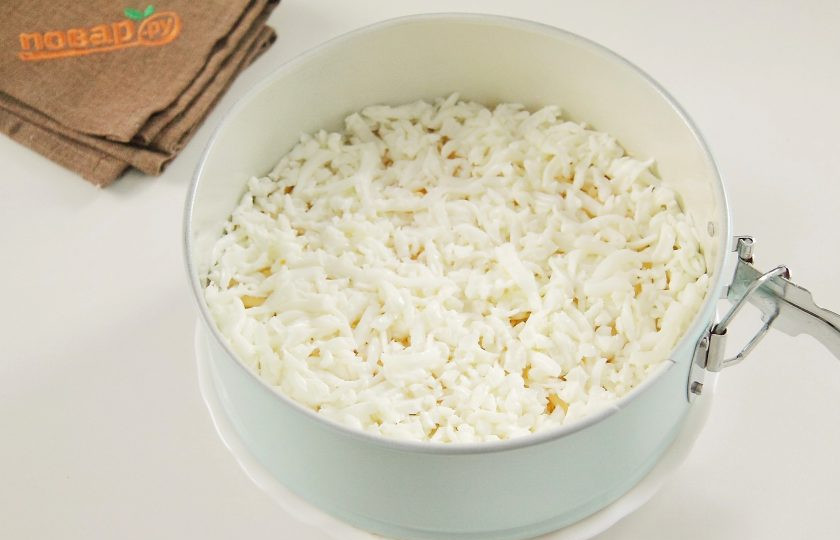 1. Этап. Мимоза на Новый год в виде свинки: Сверху распределите белки и смажьте слой майонезом.