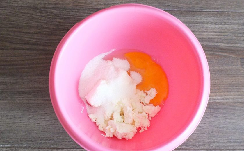 1. Этап. Творожный рулет с клюквой: Смешайте в чаше творог, яйцо, сахар.