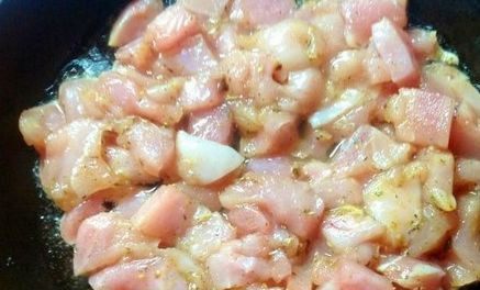 1. Этап. Шаурма с крабовыми палочками: Обмываем мясо в холодной воде и нарезаем на мелкие кусочки. Теперь его нужно обжарить в растительном масле. Добавляем специи по вкусу, обязательно солим.