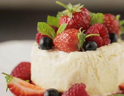 1. Этап. Семифредо с клубникой: На соус выкладываем мороженое. (Или можно полить мороженое соусом.) Украшаем семифредо фруктами и мятой. Приятного аппетита!