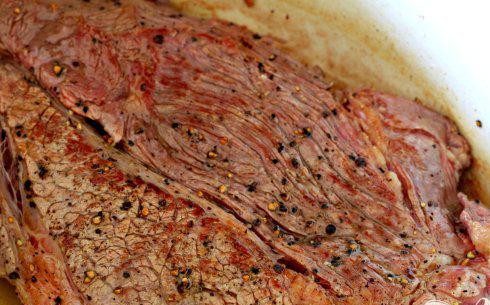 1. Этап. Говядина с черникой и грибами: 4. Выложить мясо в кастрюлю и жарить его около1 минуты со всех сторон, пока оно не подрумянится. Выложить мясо на блюдо.