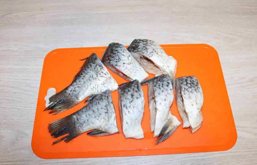 1. Этап. Борщ с карасями: Карасей нарежьте на порционные кусочки.