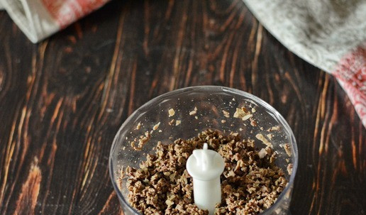 1. Этап. Блинчики, фаршированные лёгким и кукурузной полентой: Отваренное лёгкое измельчите в блендере или пропустите через мясорубку.