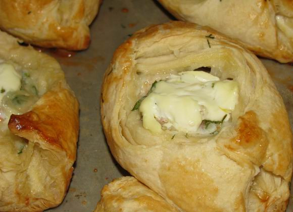 1. Этап. Пирожки с красной рыбой: 9. Готовые пирожки с красной рыбой в домашних условиях немного остудить и можно подавать к столу.