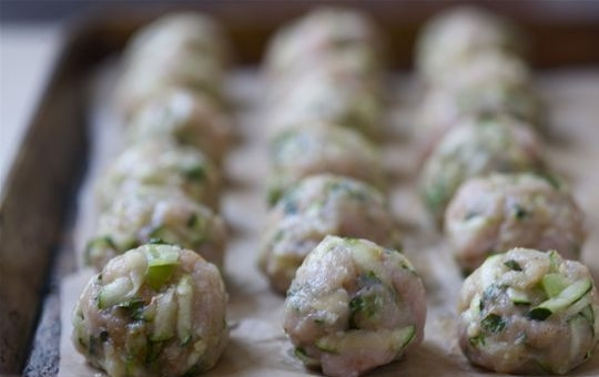 1. Этап. Индейка с кабачками: 2. Лепим теперь маленькие шарики влажными руками. Влажными руки должны быть для того, чтобы шарики лучше лепились и фарш не приставал к рукам. Выкладываем готовые шарики на противень, смазанный маслом и застеленнй бумагой для выпечки. Запекаем примерно 15-20 минут при 170 градусах в духовке. Как только зарумянились - так и доставайте!