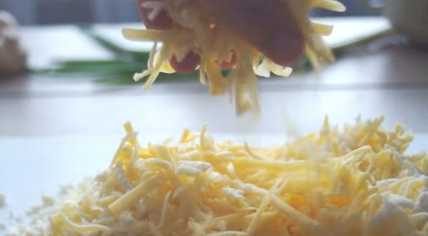 1. Этап. Салат Кукуруза: Оба вида сыра натрите на крупной тёрке.