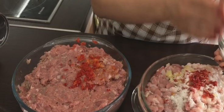 1. Этап. Вкусные и сочные домашние колбаски: 3. Острый красный перец очистите от семян и добавьте поровну в обе половины колбасок: в фарш можно выдавить через чеснокодавку, в рубленое мясо — мелко порезать. Добавьте по 1,5 ст. ложки соли в каждую емкость.