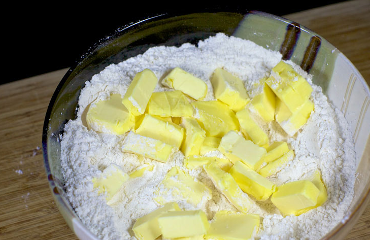 1. Этап. Тесто для пирогов на кефире без дрожжей: 1. Чуть размягченное масло смешаем с мукой и перетрем в крошку.