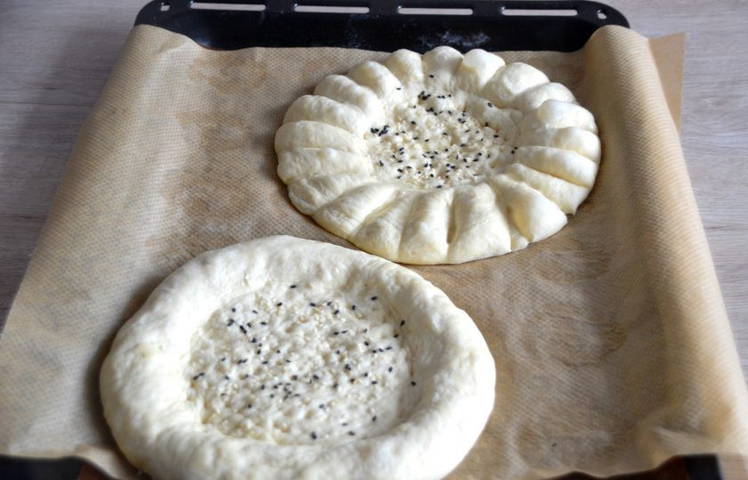 1. Этап. Лепешки Оби-нон: Центр лепешки посыпьте кунжутом (белым или черным, или тем и другим вместе). Дайте расстойку 15 минут. Выпекайте в предварительно разогретой до 220 градусов духовке 20-25 минут.