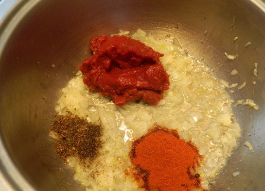 1. Этап. Мафрум: 8. Обжариваем лук до прозрачности, добавляем чеснок, сахар, томатную пасту и специи: паприку, молотую зиру, соль и перец.