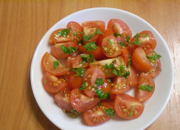 1. Этап. Помидоры кусочками с зеленью: Готовый салат подаем порционно в чистой тарелочке. Приятного аппетита!