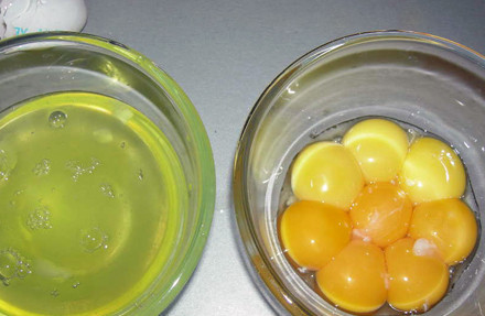 1. Этап. Омлет из желтков: 1. Для начала необходимо аккуратно отделить белки от желтков. Рецепт приготовления омлета из желтков можно использовать тогда, когда белки нужны для выпечки, например.