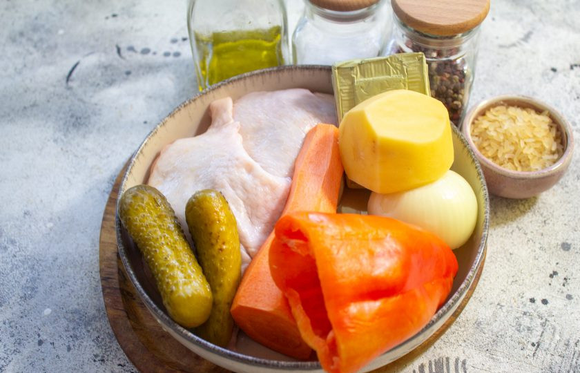 1. Этап. Куриный суп с солеными огурцами: Подготовьте необходимые продукты для приготовления куриного супа с солеными огурцами.