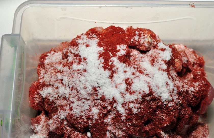 1. Этап. Домашняя сыровяленая колбаса: 4. Теперь добавляем все наши специи, соль и коньяк. Мускатным орехом слегка присыпаем. Мясо нужно очень хорошо перемешать. Прямо так, чтобы пропитался каждый кусочек (перемешивайте мясо чистыми руками).