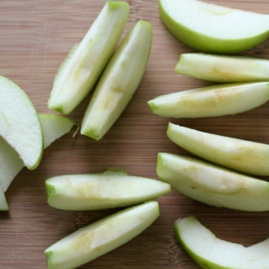 1. Этап. Яблоки с корицей: Моем яблоки, вырезаем сердцевины, нарезаем на дольки.