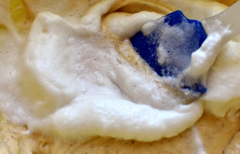 1. Этап. Бисквит на сгущенном молоке с миндальной мукой: В три приема вмешайте в тесто взбитые белки , работая лопаткой методом сложения – сверху вниз и по кругу. Старайтесь сохранить легкость и объем теста.