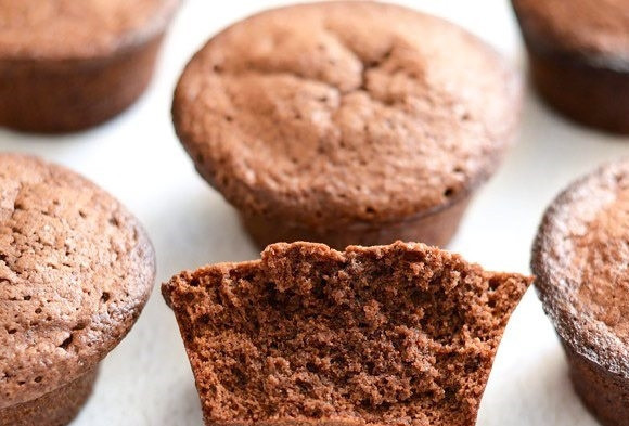 1. Этап. Простые шоколадные кексы: 6. Дайте кексам остыть, затем аккуратно извлеките их из формы и наслаждайтесь.