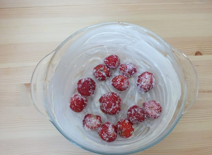 1. Этап. Заливной пирог с клубникой: Форму с бортиками смажьте маслом, выложите немного клубники.