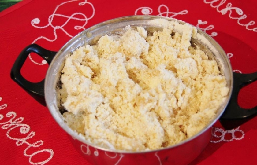 1. Этап. Индийская сладость Бурфи: В охлаждённую массу постепенно начинайте вводить сухое молоко. Каждую порцию молока хорошо перемешивайте, чтобы получить однородную нежную массу. Когда вы добились однородности, можно формировать конфеты.