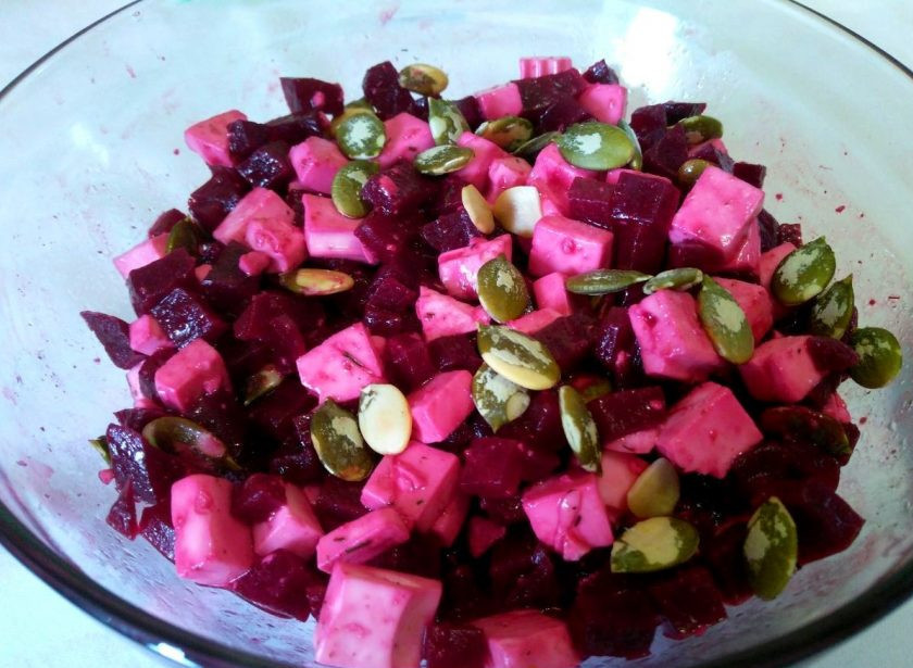 1. Этап. Салат из томленой свеклы с тыквенными семечками: Переложите томлёную свёклу в салатник, дайте ей слегка остыть (5-10 минут) и соедините с порезанным сыром. Посолите салат, добавьте смесь специй (можно исключить или заменить небольшим количеством чёрного молотого перца). Заправьте свекольный салат соком лимона и подсолнечным маслом, добавьте тыквенные семечки и хорошо перемешайте все ингредиенты. Блюдо готово!