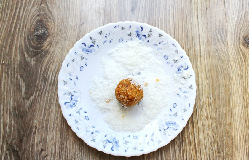 1. Этап. Конфеты Фитнес: Из массы скатайте шарики на свой вкус и обваляйте в кокосовой стружке.