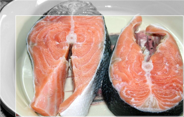 1. Этап. Запеченная семга в мультиварке: Подготавливаем семгу. Промываем холодной водой, обтираем бумажным полотенцем.