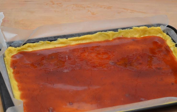 1. Этап. Венское печенье: Равномерно распределяем по тесту клубничный джем.