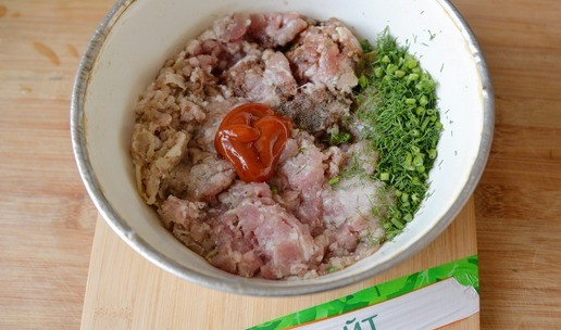 1. Этап. Фрикадельки из индейки в брусничном соусе: Добавляем в фарш кетчуп, рубленную зелень, соевый соус, соль, перец. Всё хорошо вымешиваем.