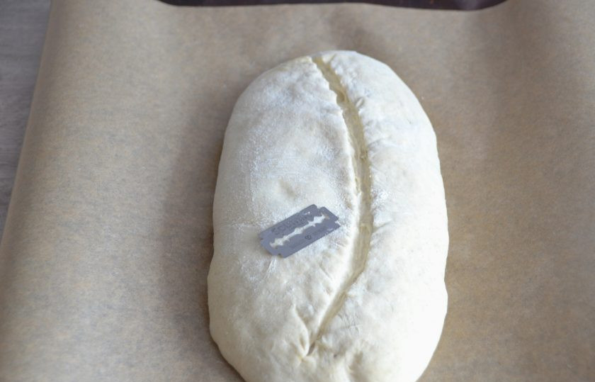 1. Этап. Пшеничный хлеб на ржаной закваске: Через час расстойки острым ножом или бритвой сделайте один или несколько надрезов произвольной формы. Разогрейте духовку до 250 градусов, выпекайте 10 минут при температуре 250 градусов, затем понизьте температуру до 180 градусов и выпекайте еще около 40 минут.