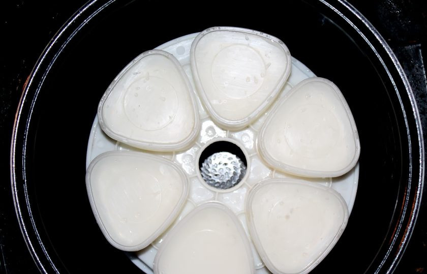 1. Этап. Йогурт в мультиварке на кефире: Установите формочки с будущим йогуртом в чашу мультиварки и закройте крышку.