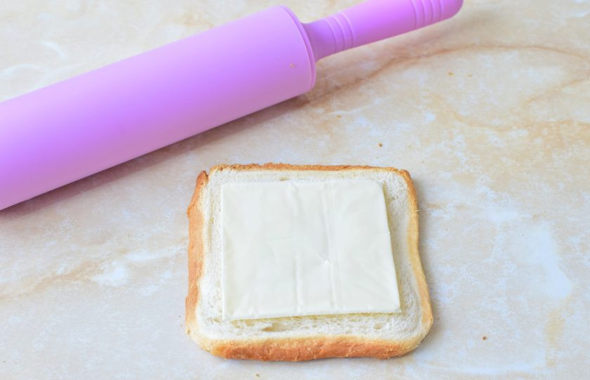 1. Этап. Рулеты с беконом: Затем на хлеб выложите ломтик плавленого сыра.