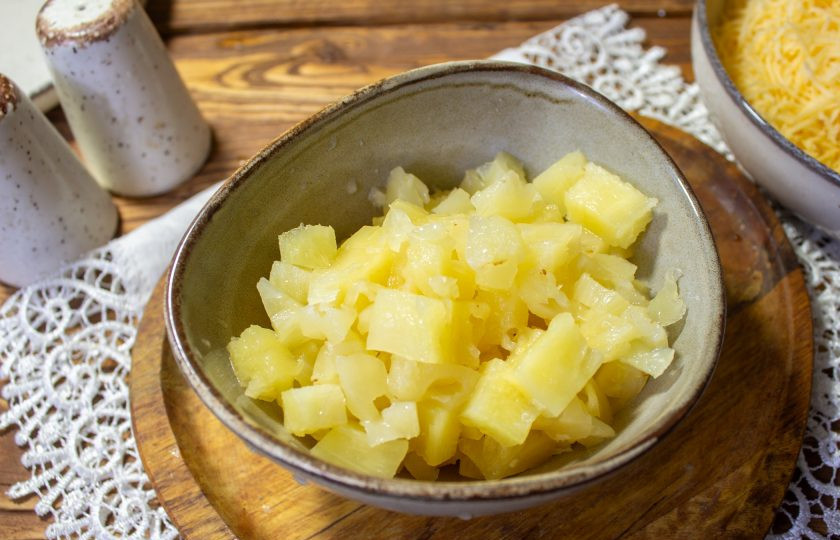 1. Этап. Салат Кусочек сыра: Консервированный ананас высушите бумажным полотенцем от лишнего сока и нарежьте небольшим кубиком.