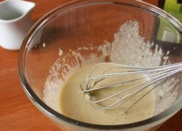 1. Этап. Настоящий салат Цезарь: Удалить В посуде для соуса, которая была предварительно смазана чесноком, взбить яйца с горчицей, солью, перцем, вустерским соусом и лимонным соком. Постепенно, по капле, ввести оливковое масло, не прекращая взбивать. В итоге должен получиться не совсем однородный соус, по консистенции напоминающий кефир.