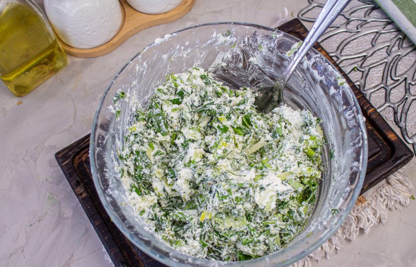 1. Этап. Чуду с черемшой: Тщательно перемешайте начинку. Если необходимо, то посолите.