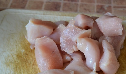 1. Этап. Курино-творожный торт: Филе курицы нарезать на небольшие кусочки.