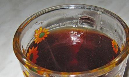 1. Этап. Медовая коврижка в мультиварке: Крепкий чай остудите, добавьте к нему мёд и сахар. Перемешайте до полного растворения, после чего влейте масло, а затем — соду, гашенную уксусом.