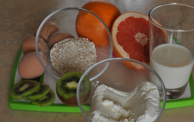 1. Этап. Овсяно-творожные кексы: Подготовьте необходимые ингредиенты. Взбейте яйца со щепоткой соли до крепкой пены. Влейте молоко, добавьте сахар и размятый вилкой творог. Постепенно подсыпая овсянку, взбиваем массу миксером до однородности.