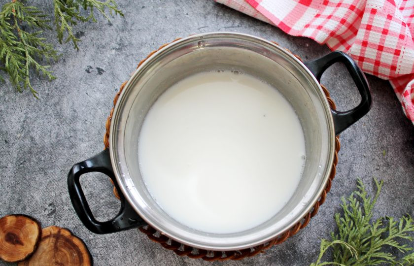 1. Этап. Пшенная каша на сухих сливках: Налейте в кастрюлю холодную воду, всыпьте сухие сливки и перемешайте до однородности. Выложите подготовленную крупу, посолите и добавьте сахар.