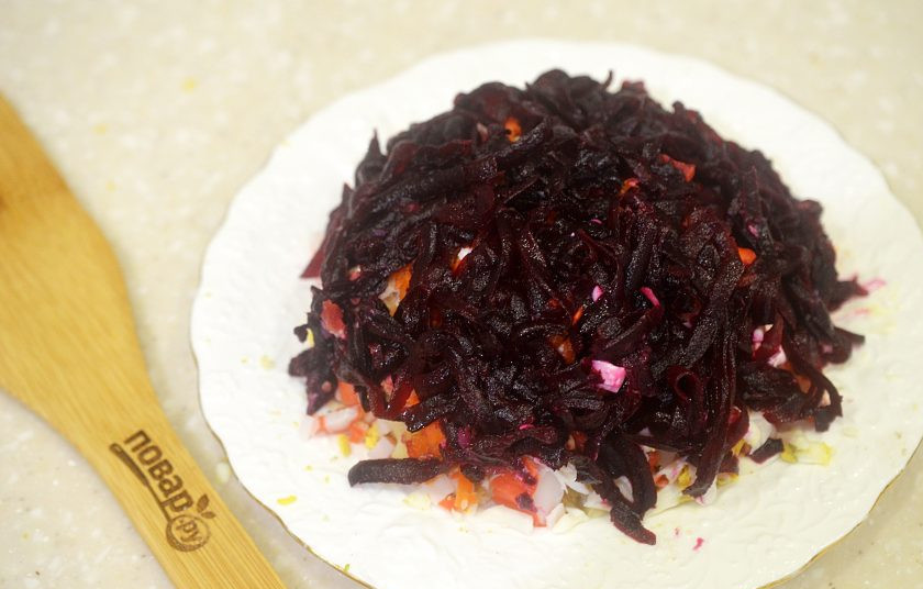 1. Этап. Салат Кардинал: 8. Верхний слой – тертая свекла.